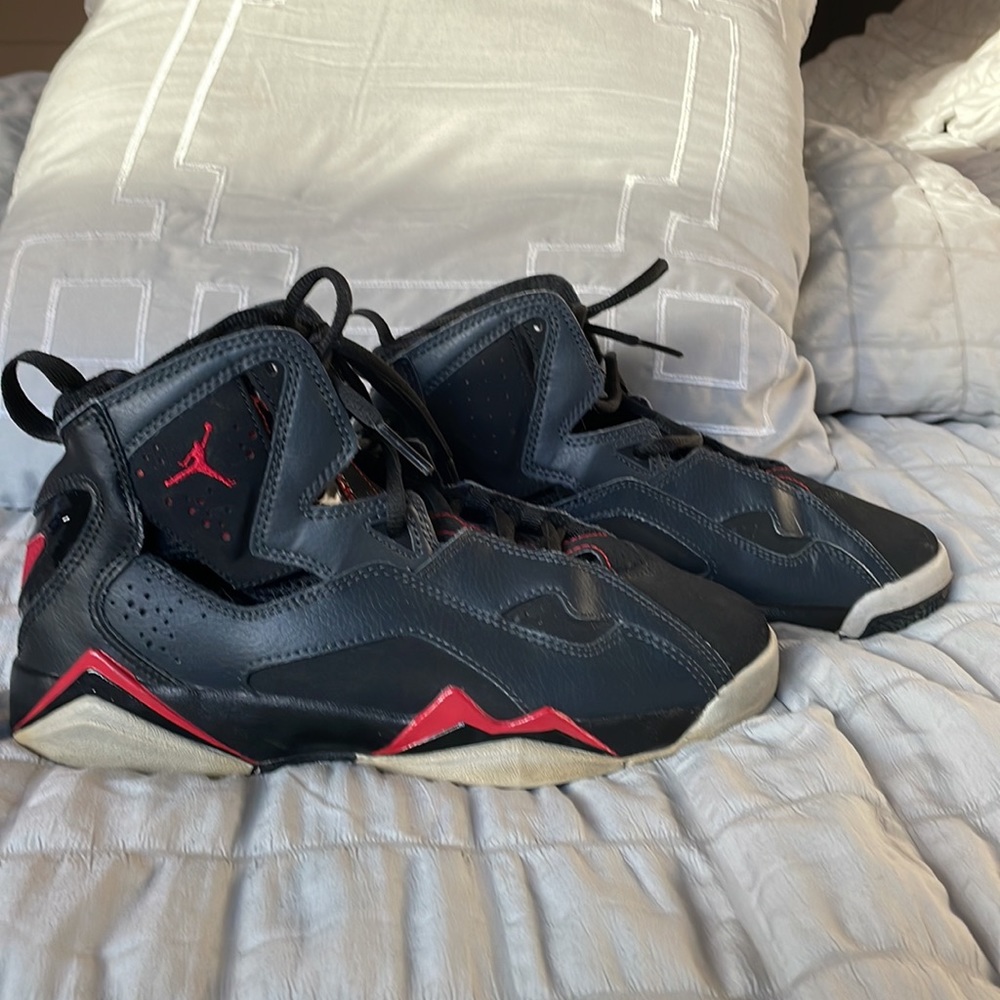 Black and red Jordan’s - Picture 2 of 5